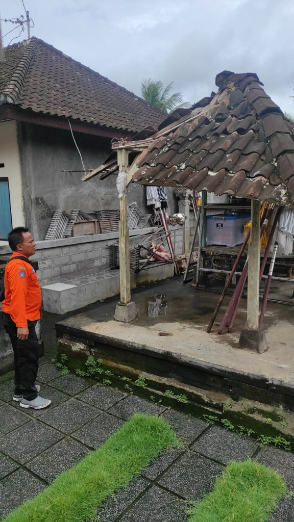 Balai Piyasan Roboh di Banjar Gambang, Desa Mengwi, Kecamatan Mengwi Tanggal 31 Januari 2023